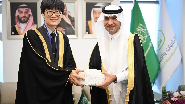 وزير البلديات والإسكان السعودي ورئيس NAVER يبحثان تعزيز التعاون الرقمي والعقاري