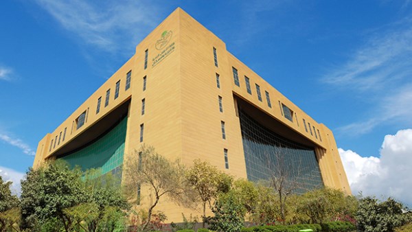 البلديات والإسكان السعودية تُقرّ اشتراطات تنظيمية شاملة لقاعات المناسبات والمعارض