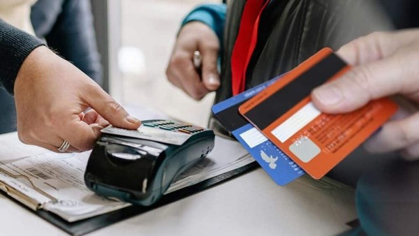 لبنان يعتمد الدفع ببطاقات الائتمان في المصالح الحكومية