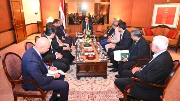 وزير الخارجية يبحث تعزيز التعاون الاقتصادي والتجاري مع قيادات مجتمع الأعمال الباكستاني