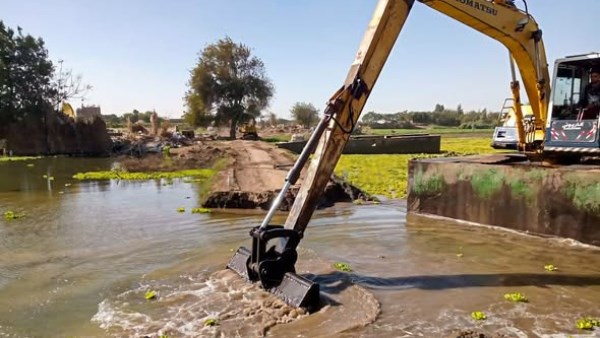 بالصور.. إزالة طريق مخالف بطول 500 متر و8 مبانٍ بفرع رشيد ضمن حملات "ضبط النيل"