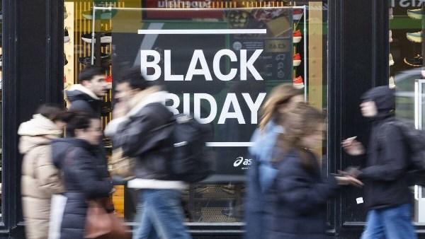 يقترب من 12 مليار دولار.. الذكاء الاصطناعي يدفع مبيعات «الجمعة السوداء» في أمريكا إلى مستوى قياسي 