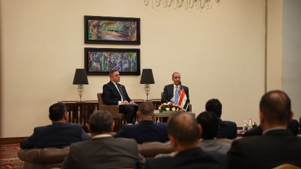  وزير الخارجية