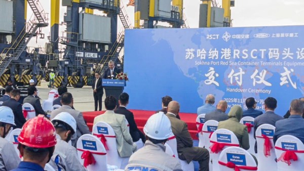  معدات مناولة الحاويات