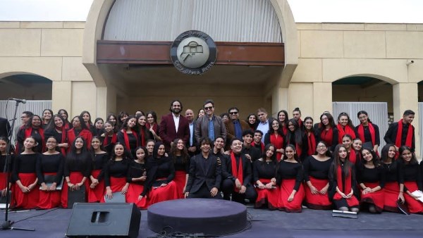 وزير الثقافة يشهد فعاليات “كريسماس بالعربي” ويشيد بالفرق المشاركة 