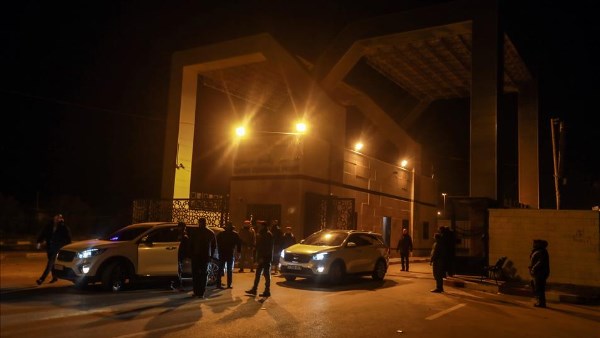 مصر و7 دول تعرب عن قلقها من محاولات تهجير الفلسطينيين وتشدد على تنفيذ خطة ترامب وقرارات الشرعية الدولية