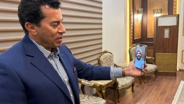 وزير الشباب والرياضة يبحث إنهاء أزمة البطل الأولمبي محمد إبراهيم "كيشو" 