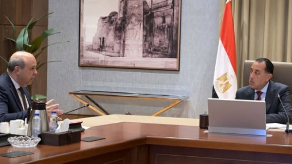 رئيس الوزراء يطلع  على خطط وزارة الطيران المدني لتطوير المطارات المصرية