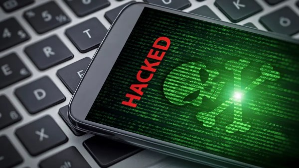 بعد تحذيرات القومي للاتصالات.. كيف تتعامل مع محاولات اختراق الهواتف المحمولة؟