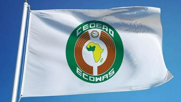 "إيكواس" تكشف عن خطتها لتخفيض تكلفة السفر الجوي