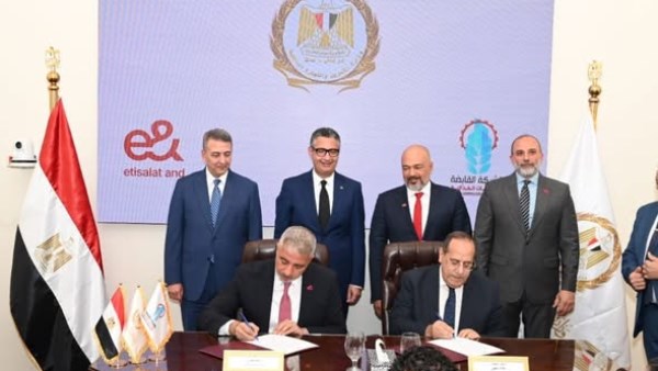 توقيع بروتوكول تعاون بين القابضة للصناعات الغذائية و«إي آند مصر» لتطوير المجمعات الاستهلاكية «كاري أون»