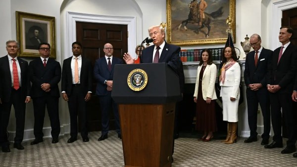 شركات أدوية كبرى توقع اتفاقيات مع ترامب لتخفيض أسعار الأدوية في أمريكا