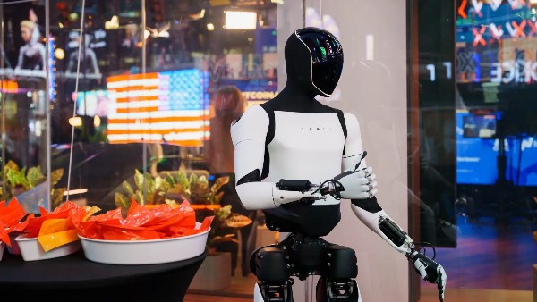 تسلا تستعرض قدرات روبوت «أوبتيموس» أمام الجمهور في برلين