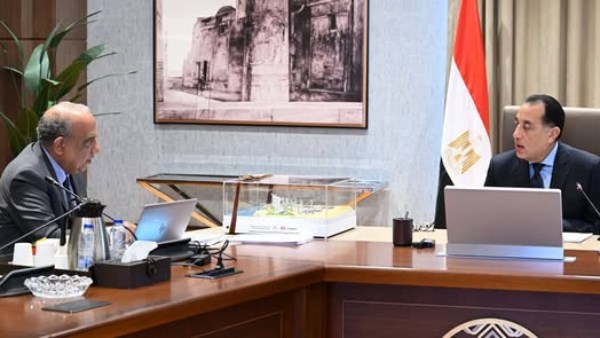 مدبولي: الرئيس السيسي يوجه بضرورة توفير مختلف أوجه الدعم المطلوبة لمشروعات الطاقة المتجددة 