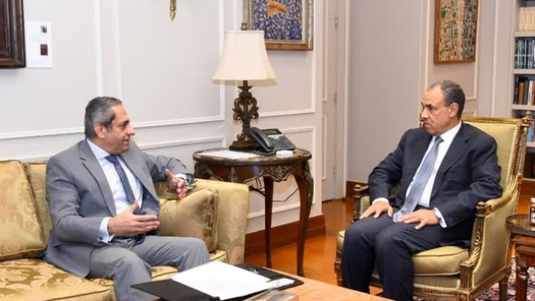 وزير الخارجية يتباحث مع خالد عباس حول إجراءات نقل السفارات والبعثات الأجنبية إلى العاصمة الجديدة