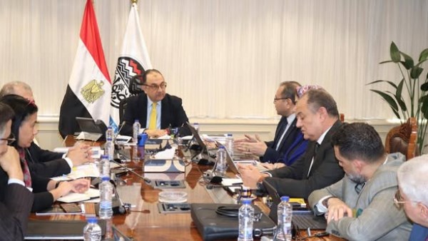 وزير قطاع الأعمال يتابع تنفيذ المشروع القومي لتطوير صناعة الغزل والنسيج ومراحل التشغيل الجديدة