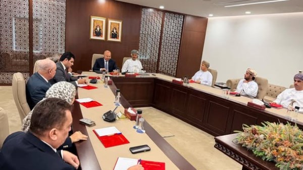 مصر وعُمان تبحثان تعزيز الشراكات الصناعية وربط الموانئ خلال لقاءات رسمية بمسقط