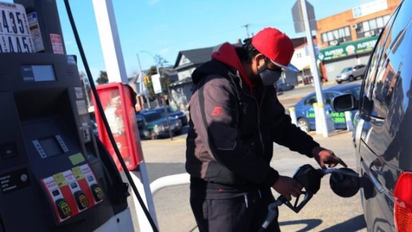 أسعار البنزين في أمريكا تهبط إلى أدنى مستوياتها منذ 4 سنوات