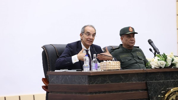 وزير الاتصالات ومدير الأكاديمية العسكرية 
