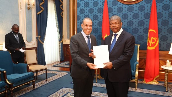 الرئيس الأنجولي ووزير الخارجية