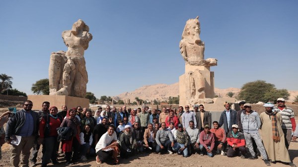  إزاحة الستار عن التمثالين