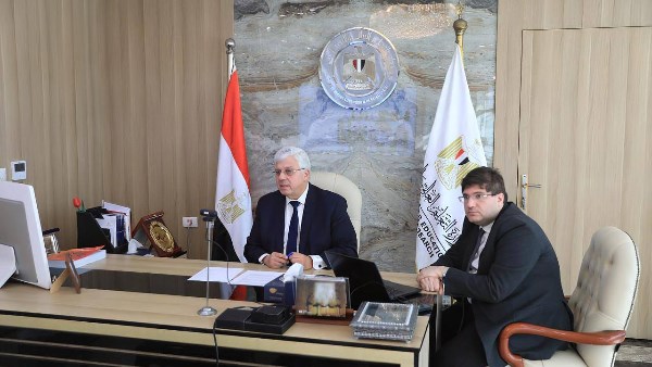  الدكتور أيمن عاشور