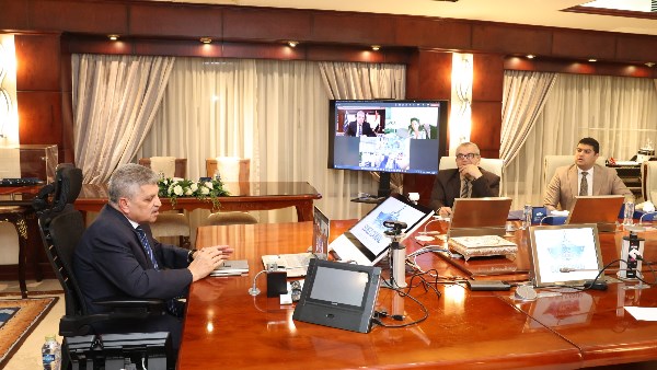 الفريق أسامة ربيع رئيس هيئة قناة السويس خلال الاجتماع الفريق أسامة ربيع رئيس هيئة قناة السويس خلال الاجتماع
