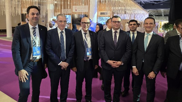 المهندس أحمد صبور والمهندس شريف الشربيني وزير الإسكان المهندس أحمد صبور والمهندس شريف الشربيني وزير الإسكان