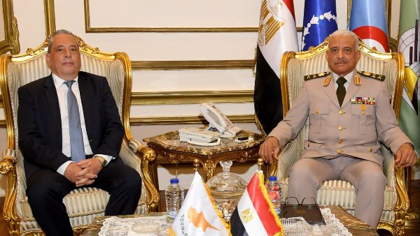 الفريق الأول عبد المجيد صقر القائد العام للقوات المسلحة وزير الدفاع والإنتاج الحربي يلتقي وزير الدفاع القبرصي الفريق الأول عبد المجيد صقر القائد العام للقوات المسلحة وزير الدفاع والإنتاج الحربي يلتقي وزير الدفاع القبرصي