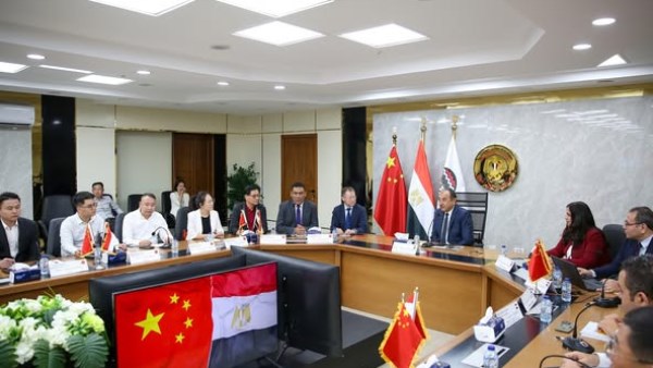 وزير قطاع الأعمال العام يستقبل وفدًا صينيًّا يضم 37 مستثمرًا وزير قطاع الأعمال العام يستقبل وفدًا صينيًّا يضم 37 مستثمرًا