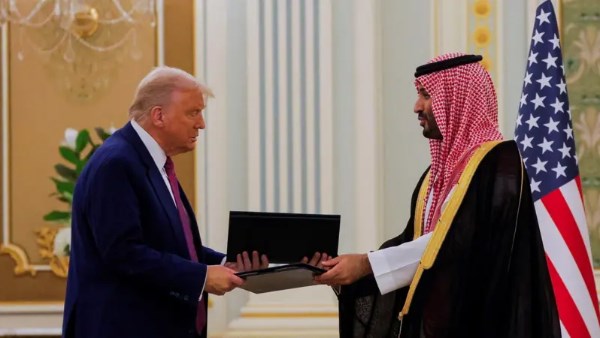السعودية وأمريكا توقعان صفقة أسلحة ضخمة السعودية وأمريكا توقعان صفقة أسلحة ضخمة