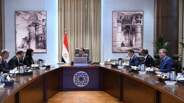 رئيس الوزراء يوجه باستعادة العمل في إنشاء محطات تحلية المياه في البحر الأحمر رئيس الوزراء يوجه باستعادة العمل في إنشاء محطات تحلية المياه في البحر الأحمر