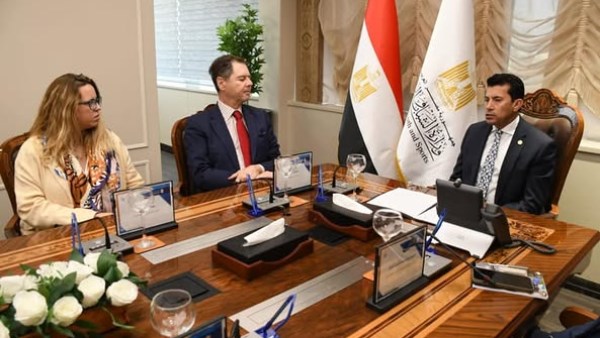 وزير الرياضة يبحث سبل التعاون المشترك مع السفير الإسباني وممثلي نادي فياريال وزير الرياضة يبحث سبل التعاون المشترك مع السفير الإسباني وممثلي نادي فياريال