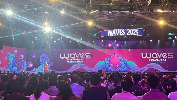 وزير الثقافة يصل مومباي للمشاركة في قمة WAVES العالمية وزير الثقافة يصل مومباي للمشاركة في قمة WAVES العالمية