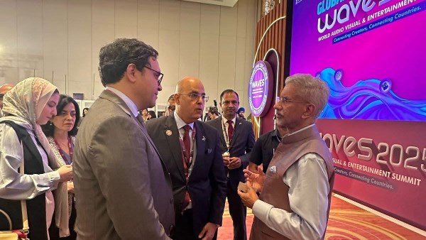 د.أحمد فؤاد هنو: الاستثمار في الابتكار الثقافي والتقنيات الحديثة هو السبيل لتعزيز الصناعات الإبداعية في الاقتصاد العالمي د.أحمد فؤاد هنو: الاستثمار في الابتكار الثقافي والتقنيات الحديثة هو السبيل لتعزيز الصناعات الإبداعية في الاقتصاد العالمي