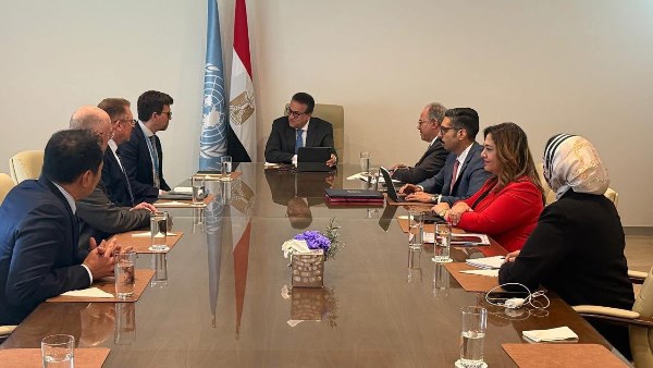 نائب رئيس مجلس الوزراء وزير الصحة يلتقي مدير شركة GE للرعاية الصحية لتعزيز التعاون في التصنيع المحلي ونقل التكنولوجيا نائب رئيس مجلس الوزراء وزير الصحة يلتقي مدير شركة GE للرعاية الصحية لتعزيز التعاون في التصنيع المحلي ونقل التكنولوجيا