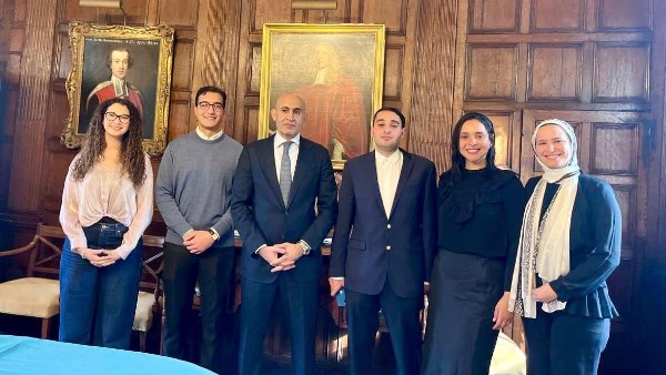 الوزير محمد عبد اللطيف يلتقي عددًا من الطلاب المصريين بجامعة كامبريدج