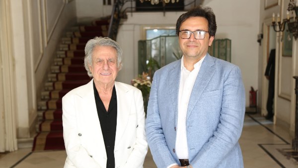 وزير الثقافة يلتقي المايسترو سليم سحاب لمناقشة التعاون في اكتشاف وتدريب المواهب الغنائية والموسيقية وزير الثقافة يلتقي المايسترو سليم سحاب لمناقشة التعاون في اكتشاف وتدريب المواهب الغنائية والموسيقية