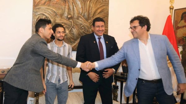 وزير الثقافة يُسلِّم بطاقات «أهلًا وسهلًا بالطلبة» لأوائل المشتركين في المبادرة وزير الثقافة يُسلِّم بطاقات «أهلًا وسهلًا بالطلبة» لأوائل المشتركين في المبادرة
