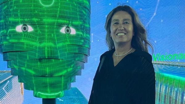 المصممة منى حسين المصممة منى حسين