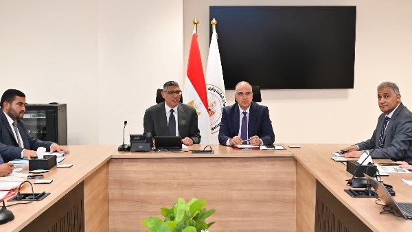 وزير الري يبحث مع محافظ الجيزة عدد من ملفات التعاون بين الوزارة والمحافظة 