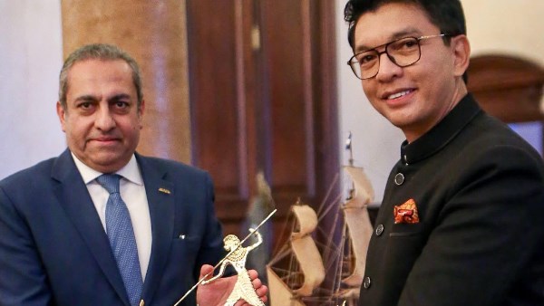 «رئيس مدغشقر» يستقبل «خالد عباس» للمساهمة في بناء عاصمتها الإدارية «رئيس مدغشقر» يستقبل «خالد عباس» للمساهمة في بناء عاصمتها الإدارية