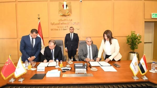وزير الإسكان يشهد مراسم توقيع خطاب نوايا بين وزارتي الإسكان المصرية والصينية وزير الإسكان يشهد مراسم توقيع خطاب نوايا بين وزارتي الإسكان المصرية والصينية
