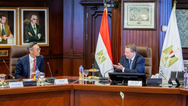 محافظ البنك المركزي يناقش مشروعات البنك الصناعي والتجاري الصيني في مصر محافظ البنك المركزي يناقش مشروعات البنك الصناعي والتجاري الصيني في مصر