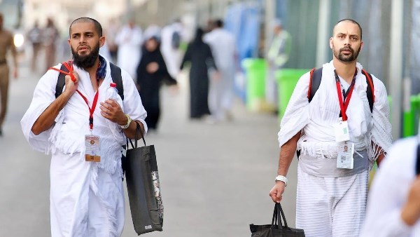 حُجِّاج بيت الله الحرام يتوافدون إلى مشعر منى لقضاء يوم التروية حُجِّاج بيت الله الحرام يتوافدون إلى مشعر منى لقضاء يوم التروية