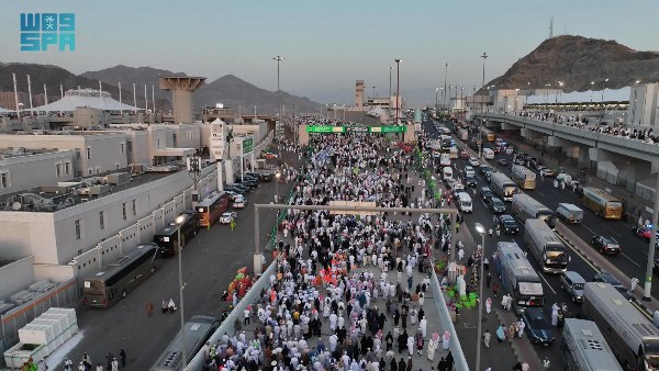 حجاج بيت الله الحرام يرمون الجمرات الثلاث في أول أيام التشريق وسط تنظيم متكامل حجاج بيت الله الحرام يرمون الجمرات الثلاث في أول أيام التشريق وسط تنظيم متكامل