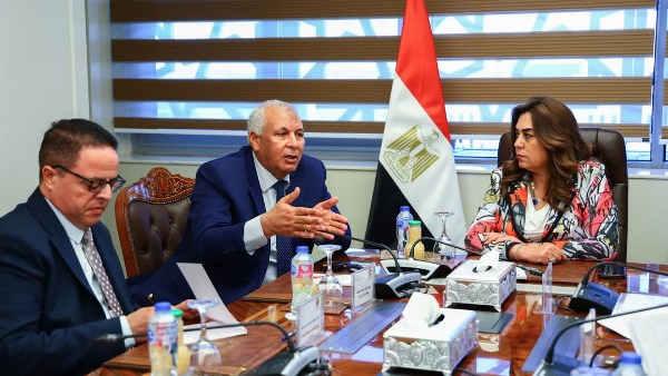 وزيرة التنمية المحلية نكشف عن آخر تطورات إنشاء مركز إنتاج الحرير الطبيعي وزيرة التنمية المحلية نكشف عن آخر تطورات إنشاء مركز إنتاج الحرير الطبيعي