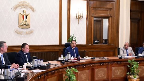 رئيس الوزراء يكشف عن خطة توفير مخزون مطمئن من المواد البترولية والغاز الطبيعي رئيس الوزراء يكشف عن خطة توفير مخزون مطمئن من المواد البترولية والغاز الطبيعي