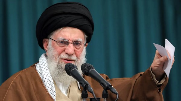 "لن نستسلم".. كيف ردّ المرشد الإيراني على تهديدات ترامب "لن نستسلم".. كيف ردّ المرشد الإيراني على تهديدات ترامب