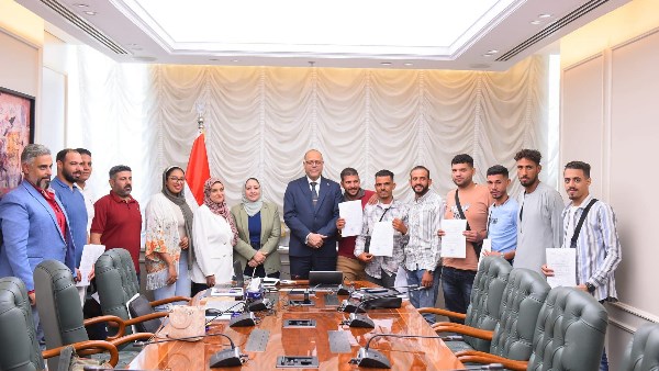 وزير العمل يُسلِّم عقود عمل لعمال مصريين للعمل في مجالات زراعة النخيل وتربية السمان بالأردن وزير العمل يُسلِّم عقود عمل لعمال مصريين للعمل في مجالات زراعة النخيل وتربية السمان بالأردن